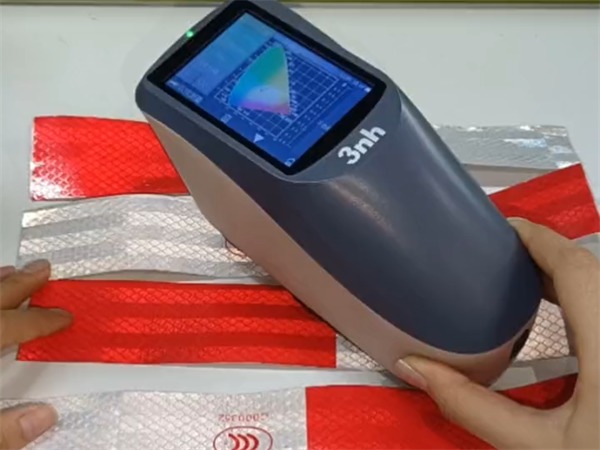 案例：道路交通反光膜的测量——YS4560分光测色仪